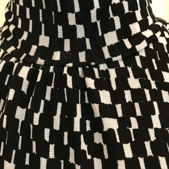 Alfani Petite Black and White Pattern Sleeveless Mock Neck Top - Picture 5 of 6